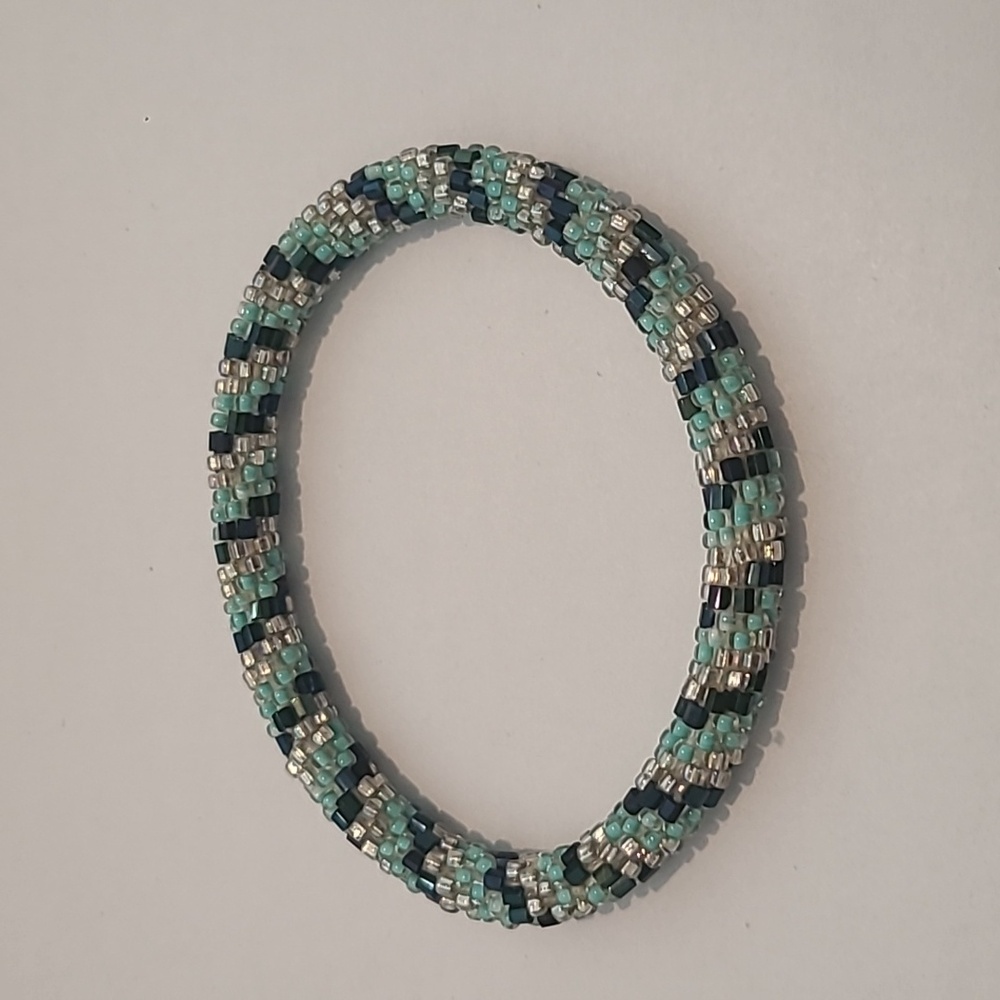 HAND CROCHETED SEED BEAD ROLL ON BRACELETS IN LOT OF 5 DESIGNS - Picture 4 of 7